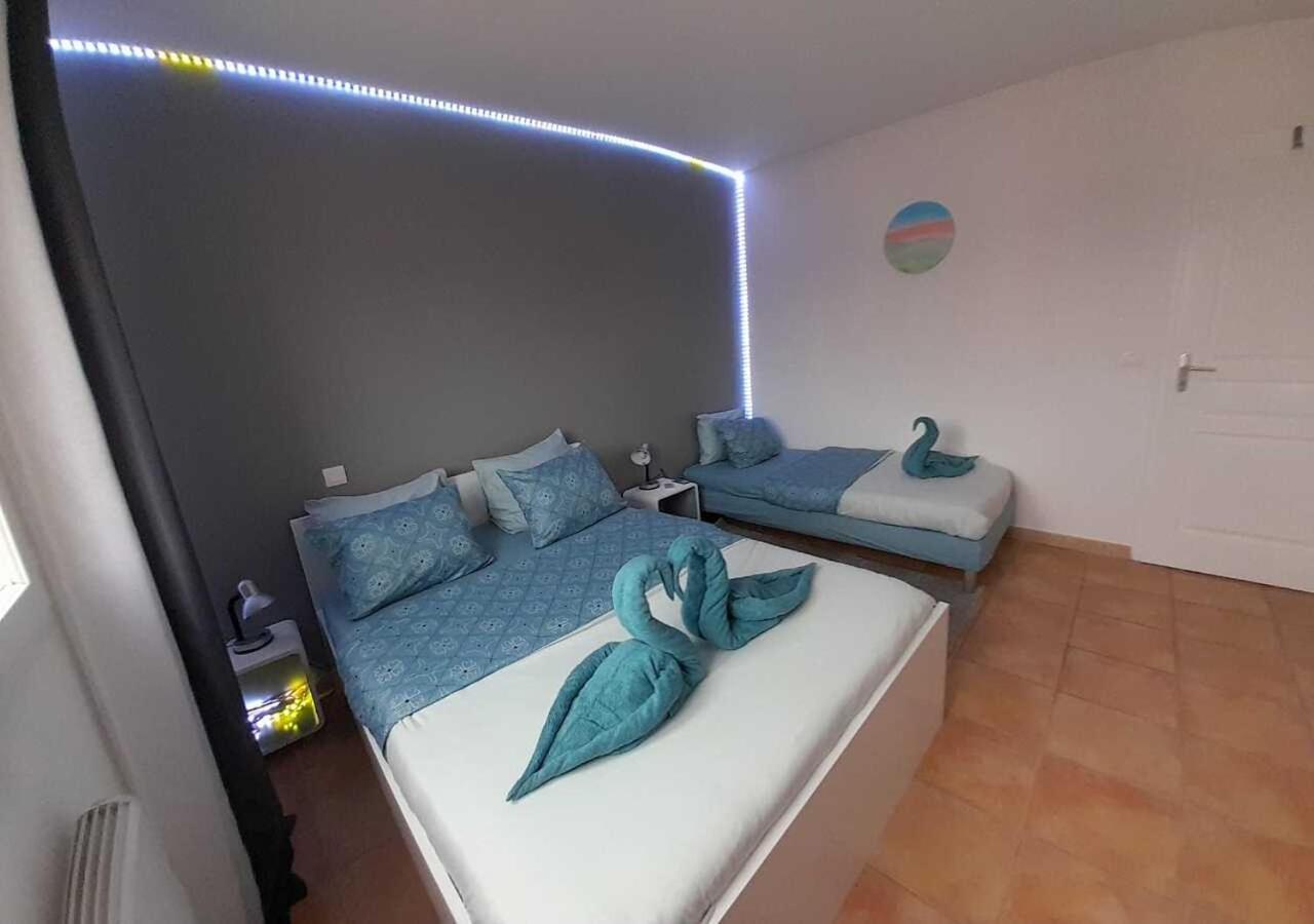 Villa Avec Plage A Pied Et Grande Piscine Сент-Мари-ла-Мер Экстерьер фото